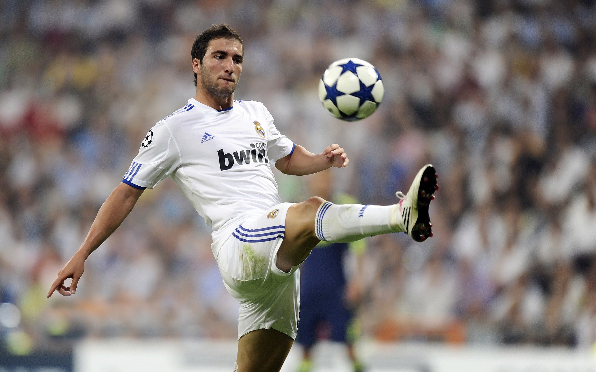 “高新体育中心:羽毛球选手们上演极限对决”